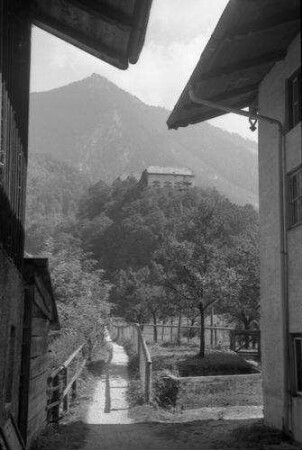Marquartstein: Durchblick zum Schloss