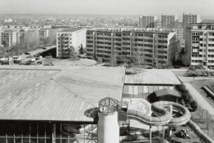 Erlebnisbad ELBAMARE : Blick aus dem 8. Obergeschoß des Seniorenheims der Volkssolidarität Dresden e. V., Altgorbitzer Ring 58, über Dächer und Riesenrutsche des Erlebnisbades ELBAMARE und das Wohngebiet
