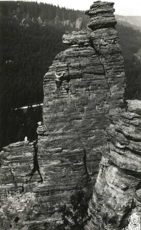 Sächsische Schweiz, Bielatal. Spannagelturm. Seilschaft Ehrhardt Renger an der Ausstiegsrippe des Alten Weges (IV)