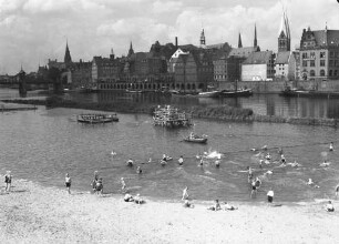 Bremen: Fernblick von der Werderstraße über Weser auf Stadt, Vordergrund Freibad