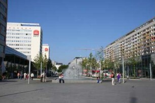 Dresden-Altstadt. Prager Straße mit Blick zum Wasserspiel mit Pusteblumen (Kugelbrunnen) (1969; L. Wirth, K. Bergmann)