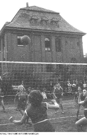 Dresden. Betriebssportgemeinschaft (BSG) Traktor Dresden, Volleyballspiel, 1958