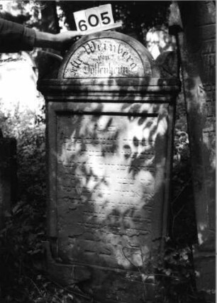 Grabstein 605 (Index: 99802874) Material: Sandstein Zustand: Inschrift/Rahmen unten abgeblättert Maße HxBxT: 120x62x14 cm Beschreibung: Stele mit verdachtem Aufsatz, eingezog. Rundbogen und Seitenakroterien Besonderheit: Endreim: Grabstein 605