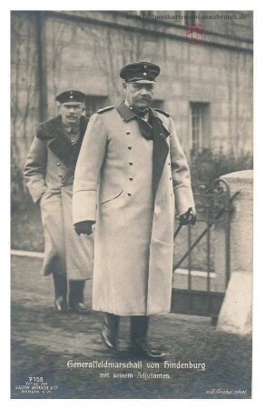 Generalfeldmarschall von Hindenburg mit seinem Adjutanten