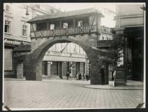 Stadttor : Blick auf ein Stadttor mit Wehrgang