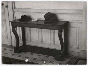 Lausanner Abrüstungskonferenz. Die Hüte der französischen Delegierten vor Ramsay MacDonalds Zimmer im Hotel Beau Rivage