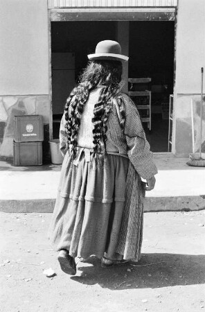 Maria auf dem Weg zur Kartoffelernte, Calamarca