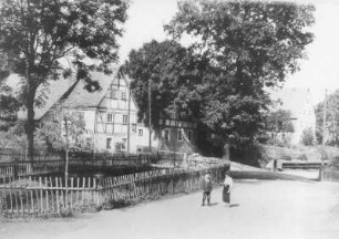 Dorfhain. Dorfstraße (Großdorfhain) mit posierenden Kindern am Feuerlöschteich