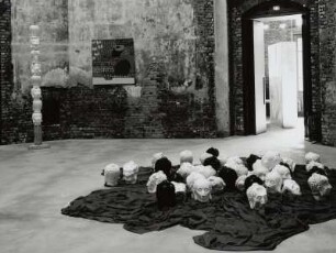 Die Suche nach Erleuchtung (Installation) : Raumaufnahme mit Gemälde "Spülstraße 1" (2001; K. Seidlitz) und Installation "Die Suche nach Erleuchtung" (2001; G. Le Dinh)