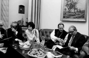 Freiburg: Regierungspräsidium; Landeshauptmann Vorarlberg Dr. Kessler mit Delegation bei Regierungspräsident Person; Gruppe sitzend
