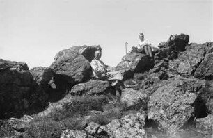Klippen am Zwercheck : Zwei Personen am Zwercheck (Svaroh) auf Felsen sitzend