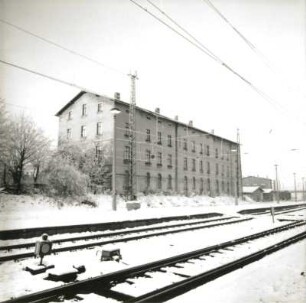 Reichenbach (Vogtland), Fedor-Flinzer-Straße 15. Wohnhaus (ehem. Empfangsgebäuder des Bahnhofs; 1846). Ansicht über die Bahngleise