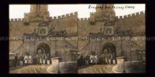 Personengruppe und Kinder am Eingang der Veste Coburg