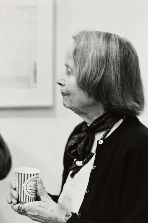 Die Galeristin und Künstlerin Betty Parsons bei der Eröffnung der Saul Steinberg-Ausstellung in ihrer Galerie