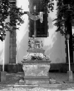 Außenaltar mit einer Pietà