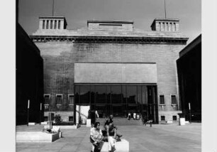 Besucher im Ehrenhof des Pergamonmuseums