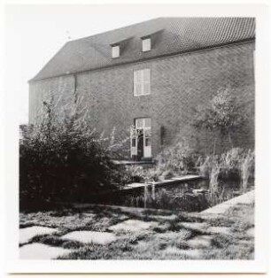 Grünflächen an der Albrecht-Dürer-Schule, Bromberg: Gebäude und im Vorgrund Wasserbecken