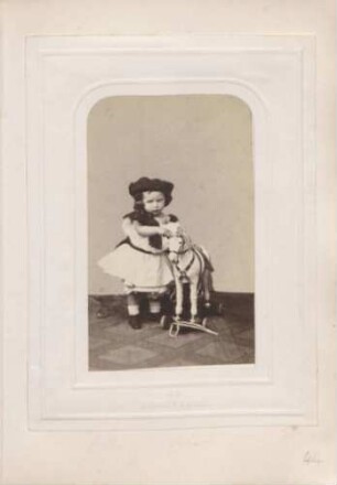 Kleinkind (Enkelkind Queen Victorias ?) mit Spielzeugpferd