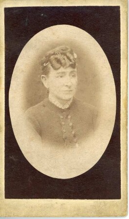 Fotografie einer Dame in ovalem Passepartout