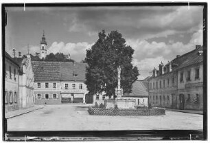 Oberpfalz, Pleystein. Marktplatz mit Kriegerbrunnen