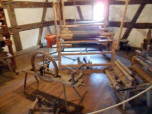 Gaden im Inneren - Arbeitsraum eines Tuchmachers mit gesammelten Werkzeugen und Exponaten (auch früher hatten Handwerker aus Sicherheitsgründen ihre Arbeitsräume in der Kirchenburg)