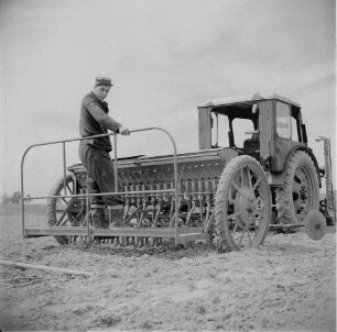 DEWAG-Arbeitsschutz. Fahren einer landwirtschaftlichen Maschine
