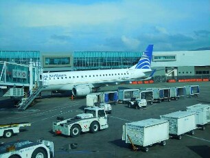 Flughafen Panama-City - Copa-Flugzeug : Eine Maschine der panamaischen Fluggesellschaft Copa-Irlines wird beladen, aufgenommen am 16. September 2011 am Internationalen Flughafen Tocumen in Panama-City