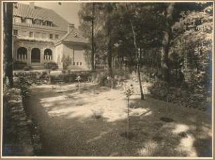 Landhaus Cohn, Doppel-Villa, Hubertusbader Straße, Berlin-Grunewald: Aussenaufnahme Blick vom Garten auf Eingangsseite des Hauses