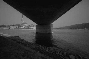 Vilshofen: unter Brücke mit Pfeiler der Autobahnbrücke [Regensburger Straße] auf die Stadt
