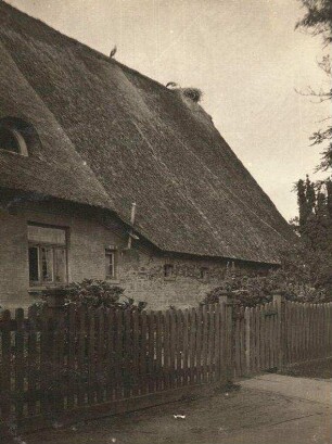 Cuxhaven. Bauernhaus mit Storchennest auf dem Dach