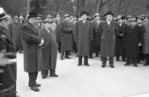 Baden-Baden: Gruppe bei der Ansprache