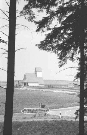 Adelsried: Autobahnkirche, Durchblick vom Wald aus