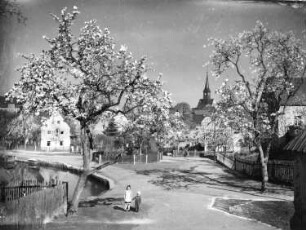 Wyhra : Wyhra. Ortsteilansicht mit Dorfteich, im Bildhintergrund links die Schule (Baujahr 1927 Architekt Curt Schiemichen) und rechts die Stephanuskirche