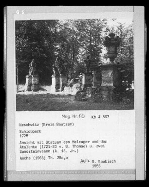 Neschwitz. Schlosspark (1725). Blick auf das Skulpturenpaar Meleager und Atalante (1721/1723; B. Thomae) und zwei Vasen (Sandstein; Anfang 18. Jahrhundert)