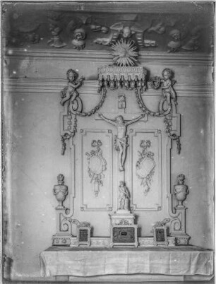 Buseckhof: Obere Karolinenstr. 6, Hauskapelle - Altar