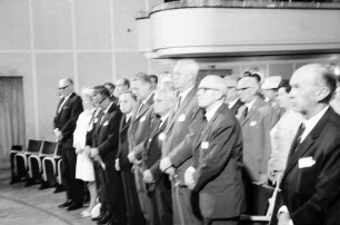 17. Tagung 1967 Chemiker; Eröffnungsfeier: (unscharf) stehend 1. Reihe: ?, Frau Steurer, Oberbürgermeister Steurer, ?, Otto Hahn, G. Stoltenberg, Harold C. Urey, Lord Alexander Todd of Trumpington, Robert S. Mulliken, E. Weisschedel