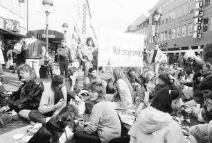 Freiburg im Breisgau: Wohnungslose Studenten demonstrieren am Bertoldsbrunnen