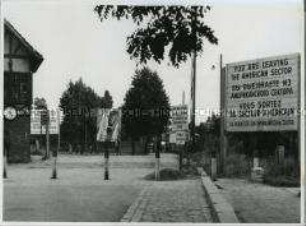 Passiersperre aus Nägeln an der Zonengrenze in Düppel (bei Zehlendorf) Richtung Osten