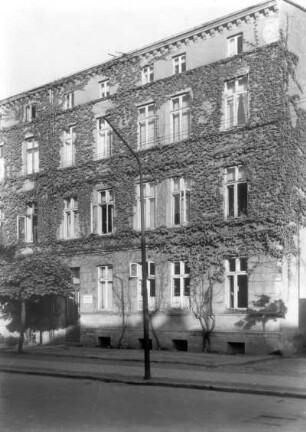Mehrfamilienwohnhaus : Güstrow, Schweriner Straße 22. Mehrfamilienwohnhaus (um 1850) (im Erdgeschoß wohnte zeitweise der Bildhauer Ernst Barlach)