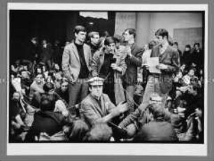 Rudi Dutschke spricht auf einer Protestveranstaltung der Studentenschaft der FU in der Halle des Henry-Ford-Baus