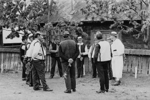 Rumänien. Maramures. Männer beim Pfingstkirchgang