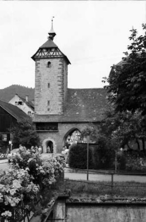 Zell am Harmersbach: Wehrturm von der Brücke aus