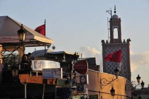 Werbeschilder im Souk : Blick auf Werbeschilder und auf ein Minarett im Souk von Marrakesch, aufgenommen am 04.11.2008
