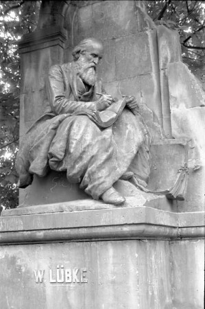 Verwahrloster Zustand des von Johann Heinrich Weltring geschaffenen Wilhelm-Lübke-Denkmals in der Hoffstraße.