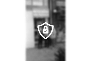 Reisebüro MS-Reisen: Manhagener Allee: Außenansicht: vor Eingang Inhaber [Name maskiert] Reisebürokauffrauen [Name maskiert] und [Name maskiert] 15. Dezember 1988