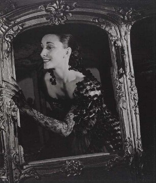 Madame Rupert in einem schwarzen Spitzenkleid (Kostümfest des Marquis de Cuevas)