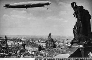 Frauenkirche : Luftschiff LZ 127 "Graf Zeppelin" über der Altstadt