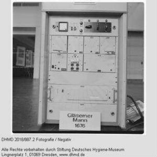 Schaltschrank eines Gläsernen Manns
