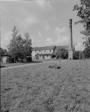 Brennerei mit freistehendem Schornstein
