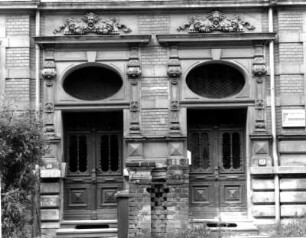 Görlitz-Altstadt, Augustastraße 26/27. Doppelwohnhaus (1888). Doppelportal